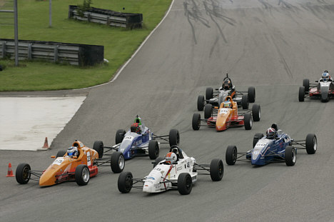 De tre kandidater til Danmarksmesterskabet i Formel Ford: Kean Kristensen (23), Jesper K. Egebart (48) og Mikkel C. Johansen (60).